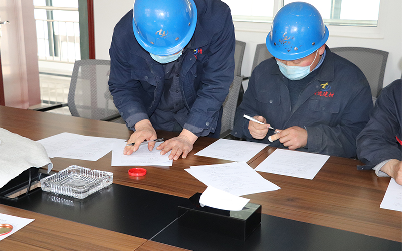 4月17日，公司组织生产车间签订了第五批“传帮带”师徒对子目标考核责任书