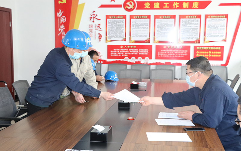 4月17日，公司组织生产车间签订了第五批“传帮带”师徒对子目标考核责任书